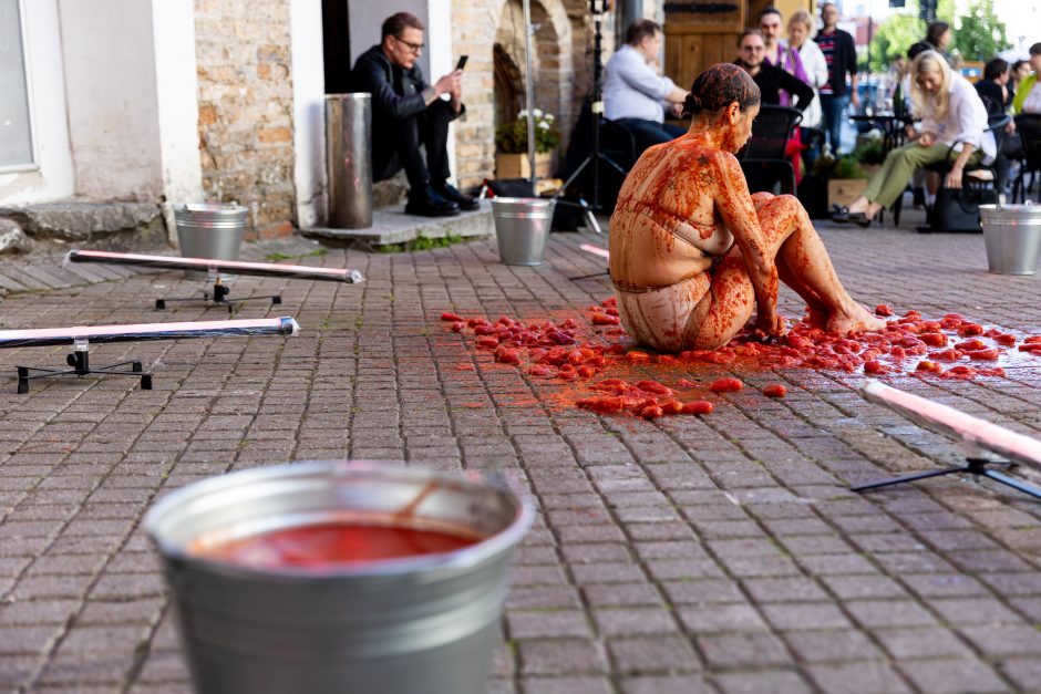 Įspūdingas A. Jagelavičiūtės performansas: žinoma moteris apmėtyta pomidorais