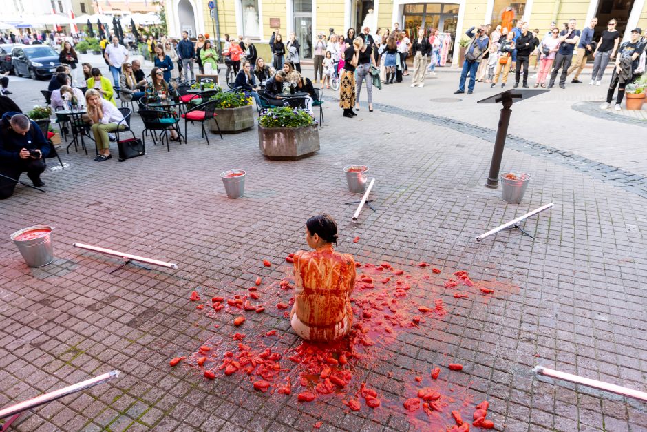 Įspūdingas A. Jagelavičiūtės performansas: žinoma moteris apmėtyta pomidorais