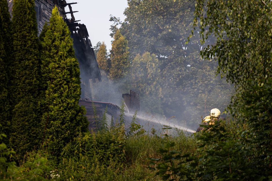 Sostinės Panevėžio gatvėje užsiliepsnojo namas