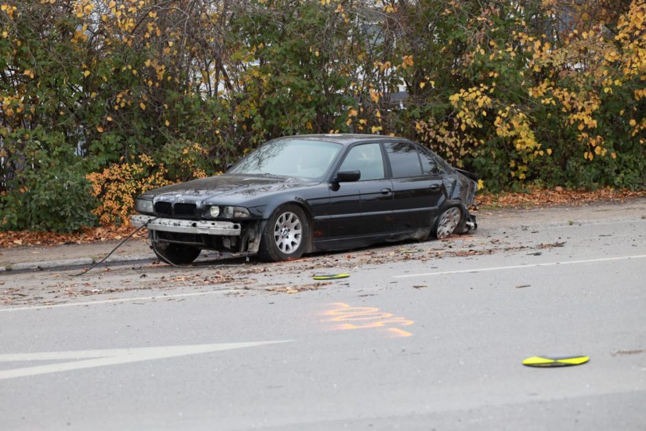 Siaubas Elektrėnų gatvėje: BMW vairuotojas rėžėsi į stotelę – sužeisti trys žmonės