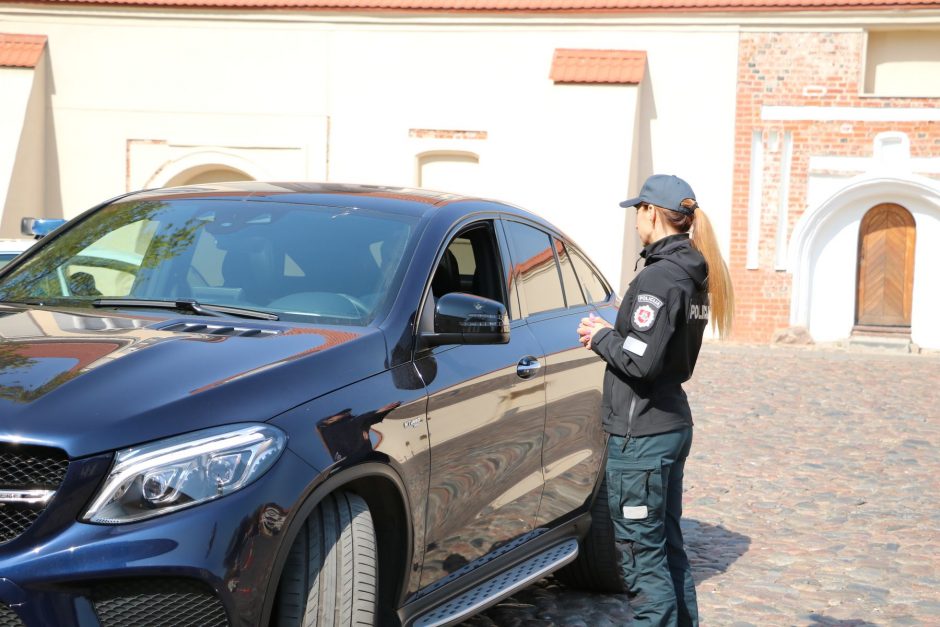 Tokio reido dar nebuvo: Rotušės aikštėje automobilius šventino policijos kapelionas