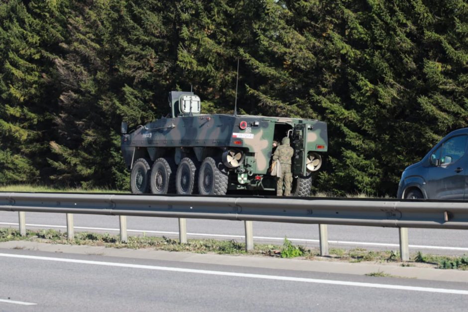 Skirtingose pakaunės vietose į eismo įvykius pateko šarvuočių kolona ir Karo policija