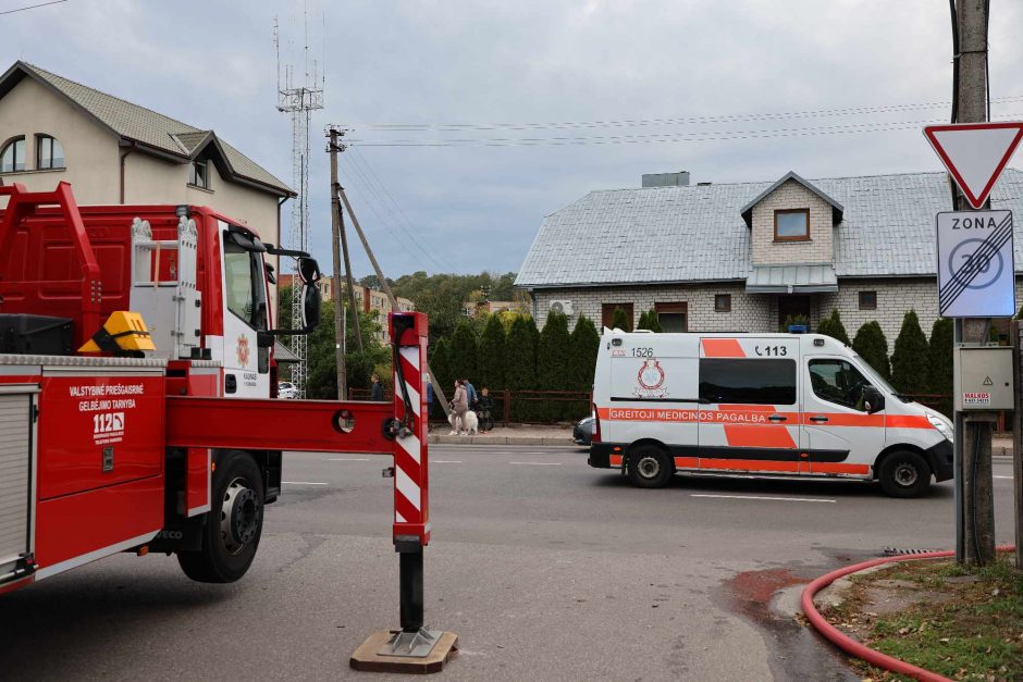 Trečiadienio pavakarę ugniagesiai užgulė Vilijampolę: po įvykio ant tilto netoliese kilo ir gaisras