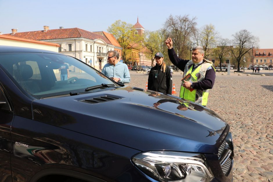 Tokio reido dar nebuvo: Rotušės aikštėje automobilius šventino policijos kapelionas