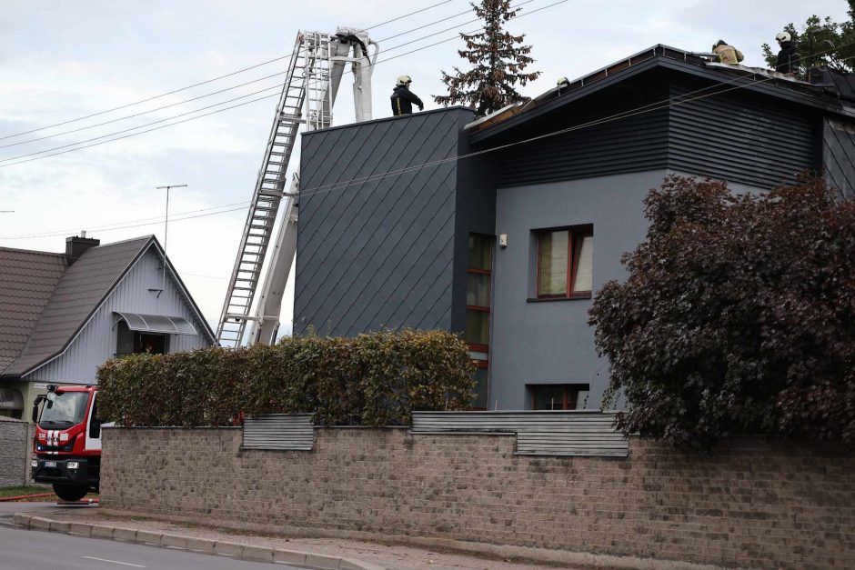 Trečiadienio pavakarę ugniagesiai užgulė Vilijampolę: po įvykio ant tilto netoliese kilo ir gaisras