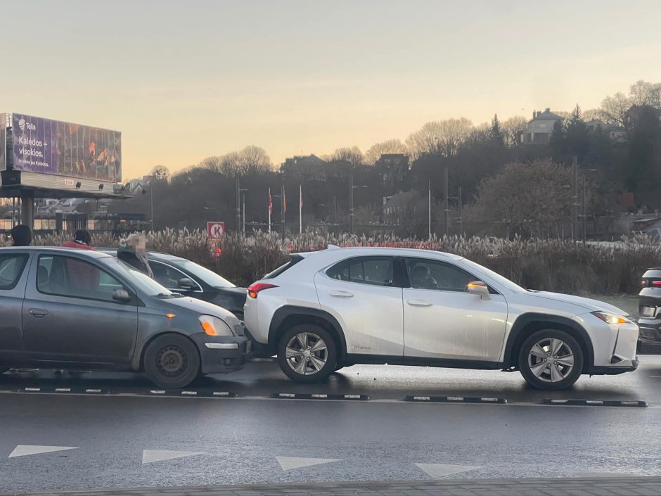 Užsikimšo Pilies žiedas: pakako menkos avarijos