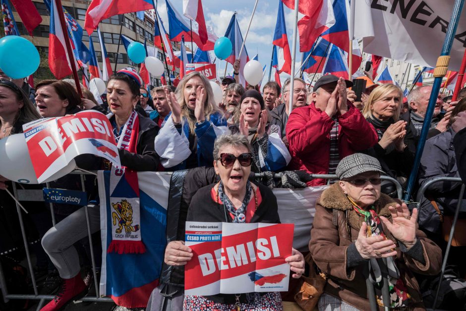 Prahoje tūkstančiai žmonių susirinko į protestą prieš Čekijos vyriausybę