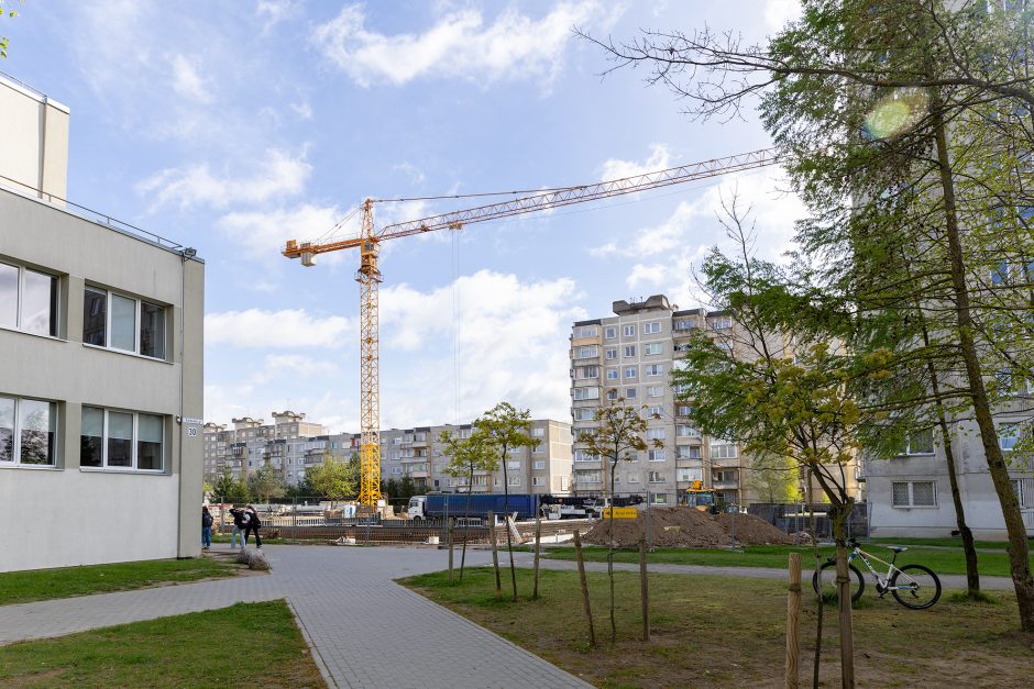 Kaune vėjas įsiūbavo kraną, nudraskė stogą, medžius vertė ant laidų ir pastatų