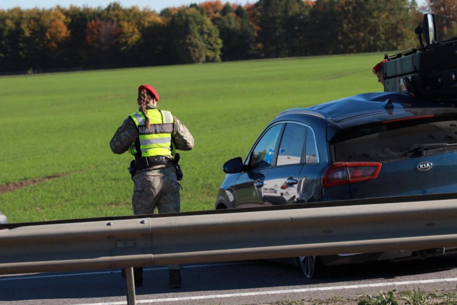 Skirtingose pakaunės vietose į eismo įvykius pateko šarvuočių kolona ir Karo policija