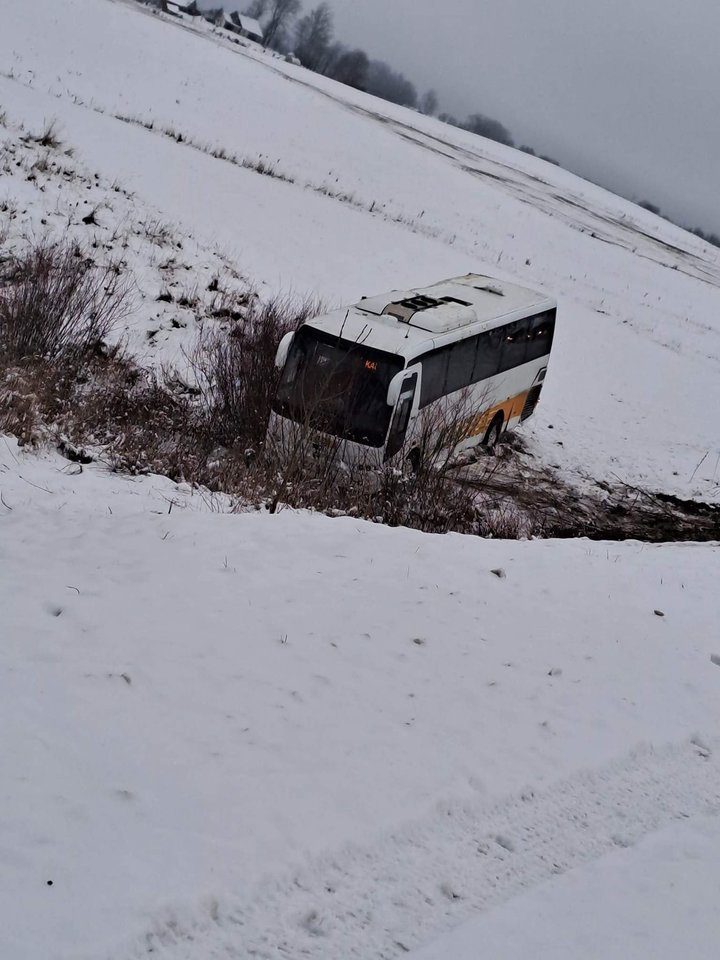 Žiema parodė savo nagus: Žemaitijoje apsivertė iš Kauno išvykęs maršrutinis autobusas (papildyta)