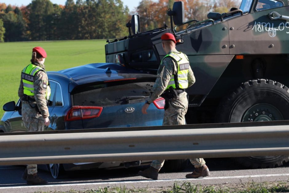 Skirtingose pakaunės vietose į eismo įvykius pateko šarvuočių kolona ir Karo policija