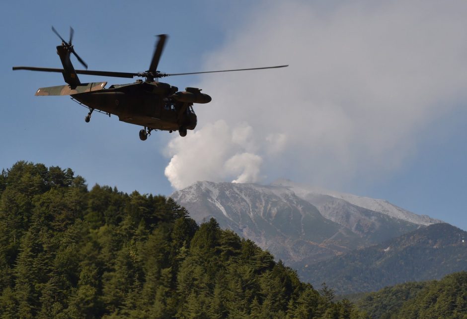 Ieškant dingusio Japonijos sraigtasparnio rasti penki kūnai ir nuolaužos