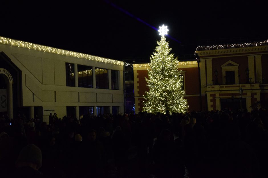 Teatro aikštėje – džiaugsmingas Naujųjų metų sutikimas 