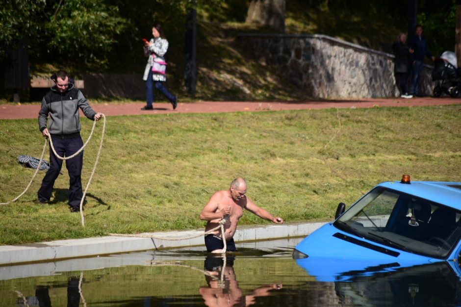 Senvagės tvenkinyje nuskendo aplinką tvarkančios Kauno įmonės automobilis