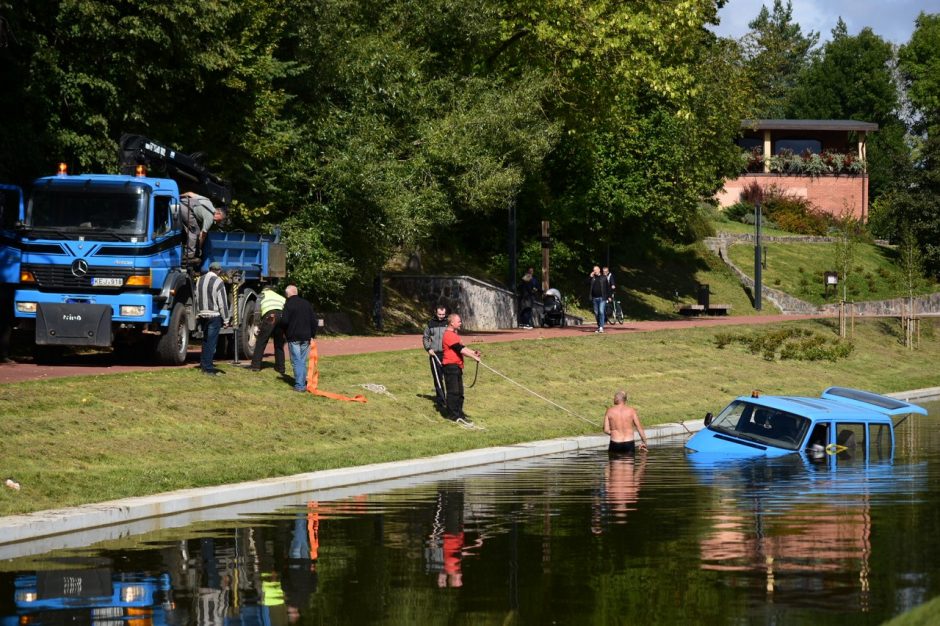 Senvagės tvenkinyje nuskendo aplinką tvarkančios Kauno įmonės automobilis