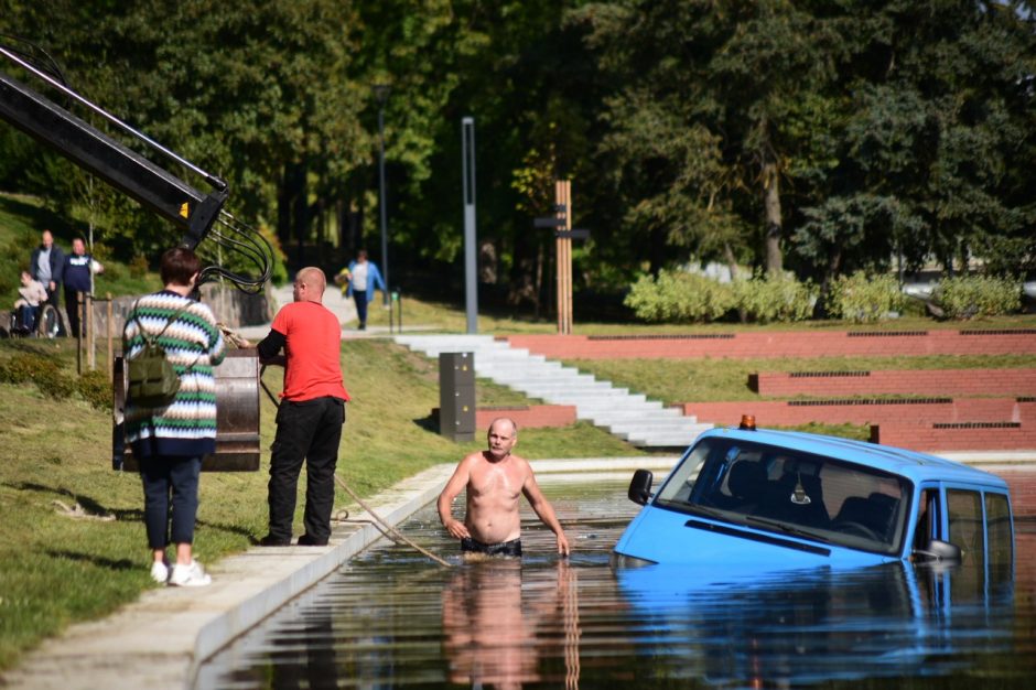 Senvagės tvenkinyje nuskendo aplinką tvarkančios Kauno įmonės automobilis