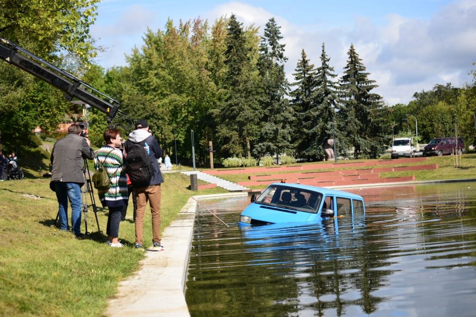 Senvagės tvenkinyje nuskendo aplinką tvarkančios Kauno įmonės automobilis