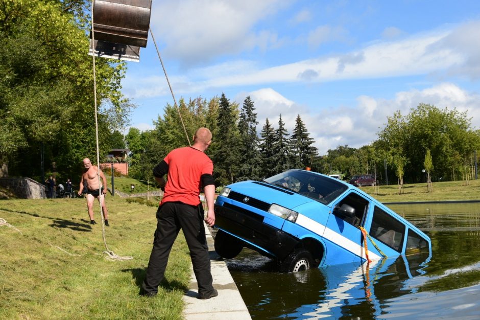 Senvagės tvenkinyje nuskendo aplinką tvarkančios Kauno įmonės automobilis