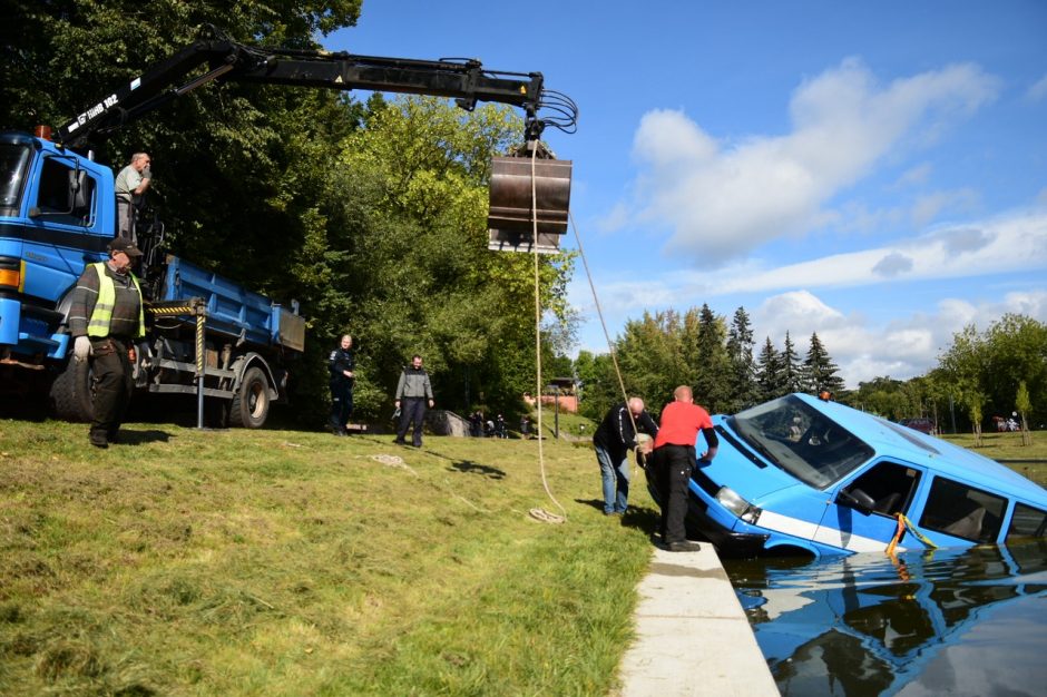 Senvagės tvenkinyje nuskendo aplinką tvarkančios Kauno įmonės automobilis