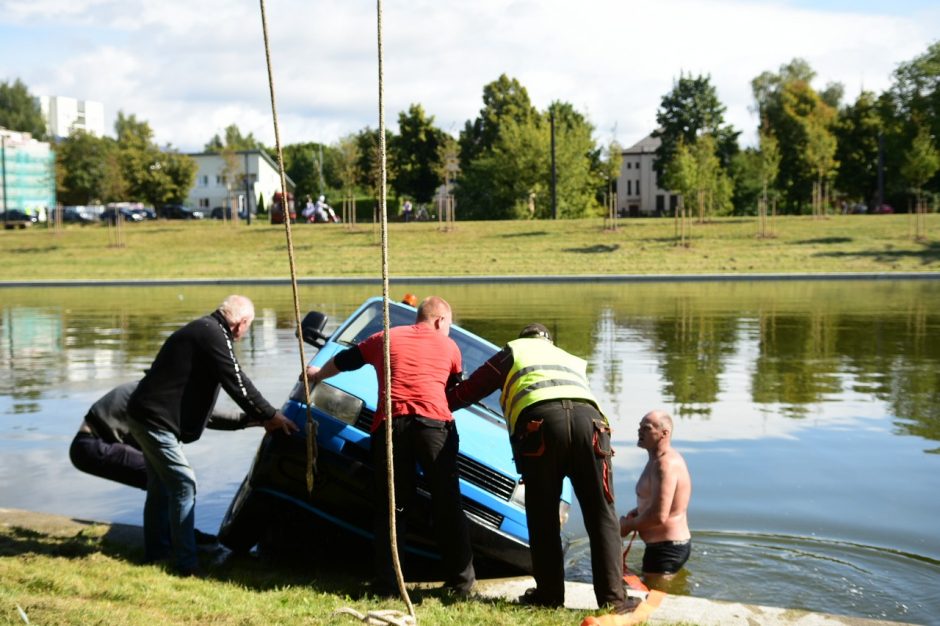 Senvagės tvenkinyje nuskendo aplinką tvarkančios Kauno įmonės automobilis