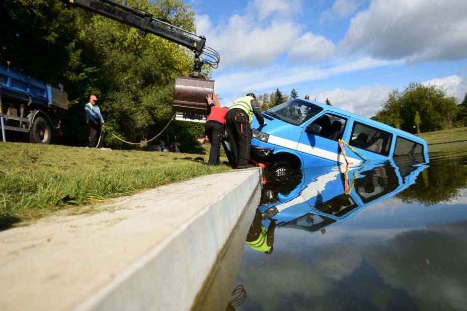 Senvagės tvenkinyje nuskendo aplinką tvarkančios Kauno įmonės automobilis