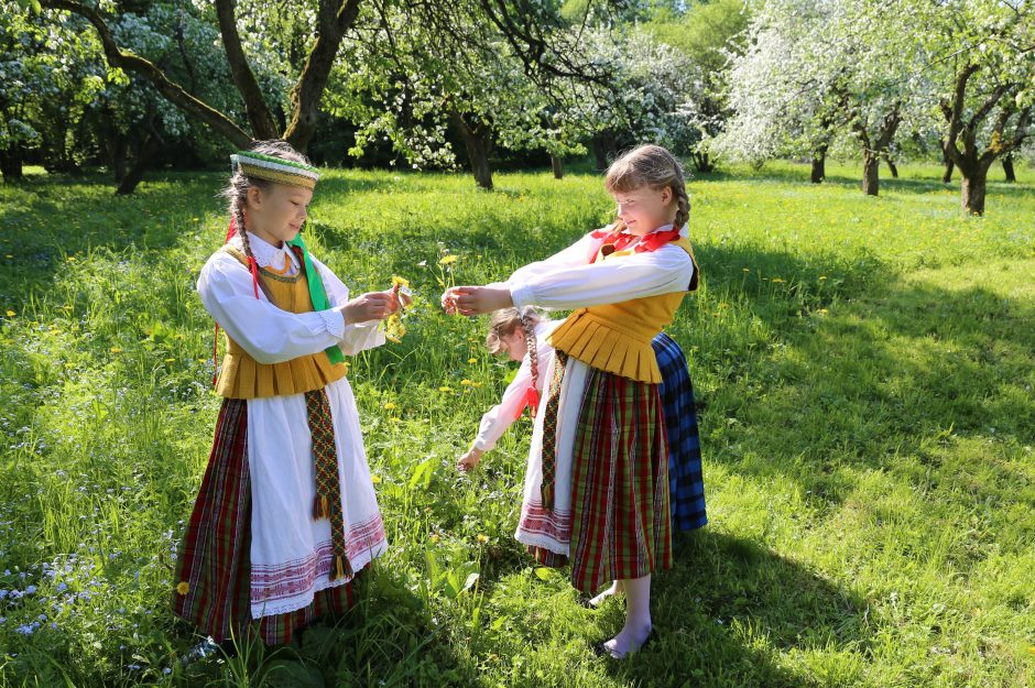 Obelynėje skambėjo himnai gegutei, pavasariui ir jaunystei