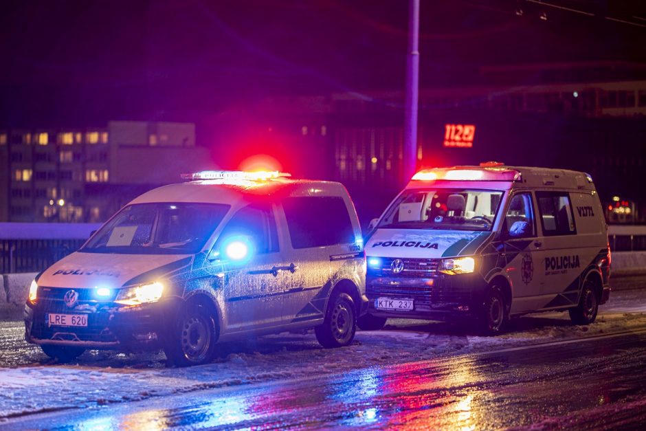 Policijos vadovybė: palaikome pareigūnus, nukovusius peiliu juos puolusią moterį