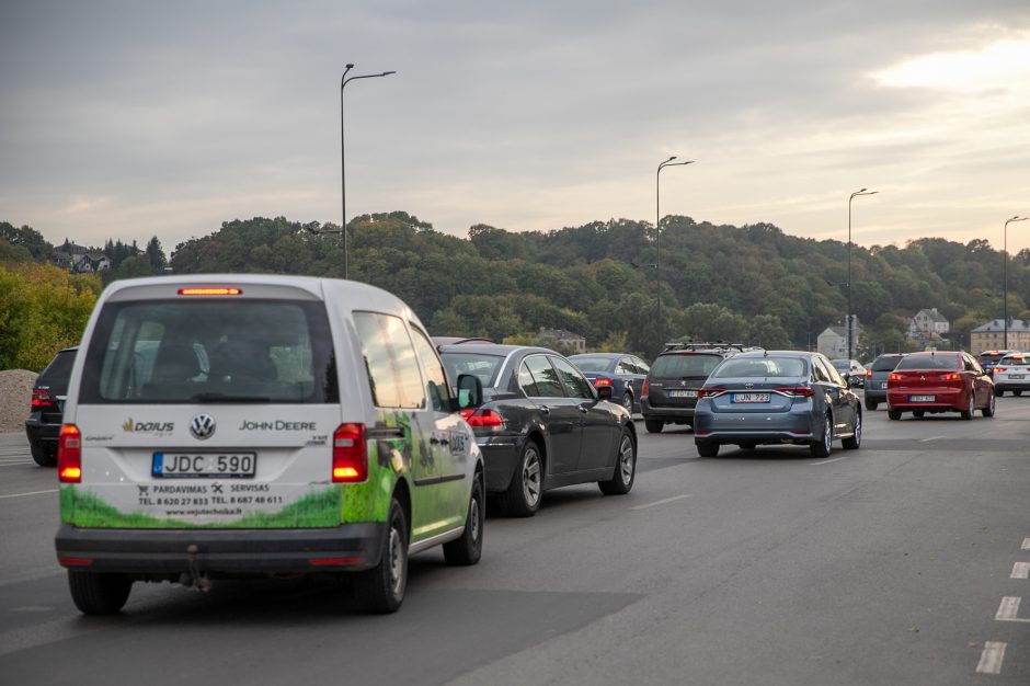 Kaune automobilių spūstys tapo neišvengiamos?