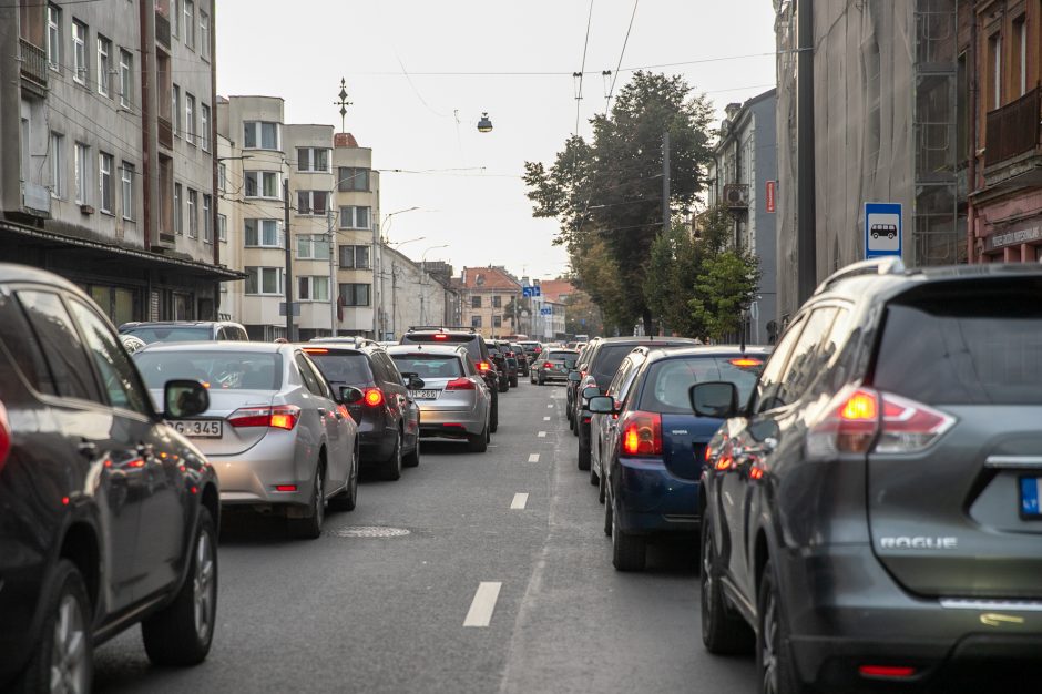 Kaune automobilių spūstys tapo neišvengiamos?