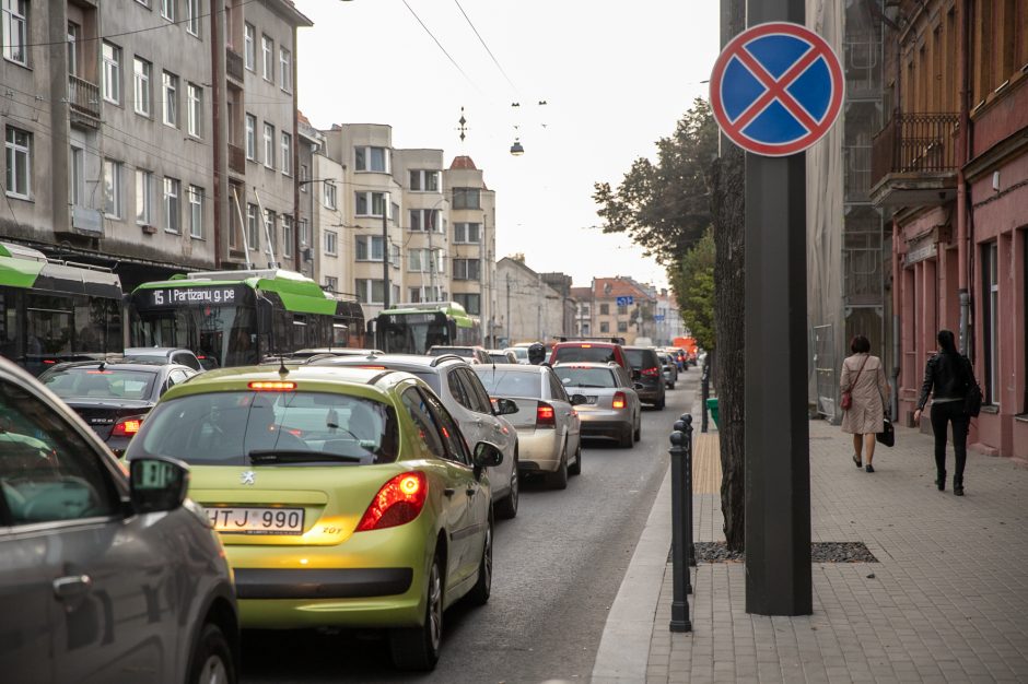 Kaune automobilių spūstys tapo neišvengiamos?