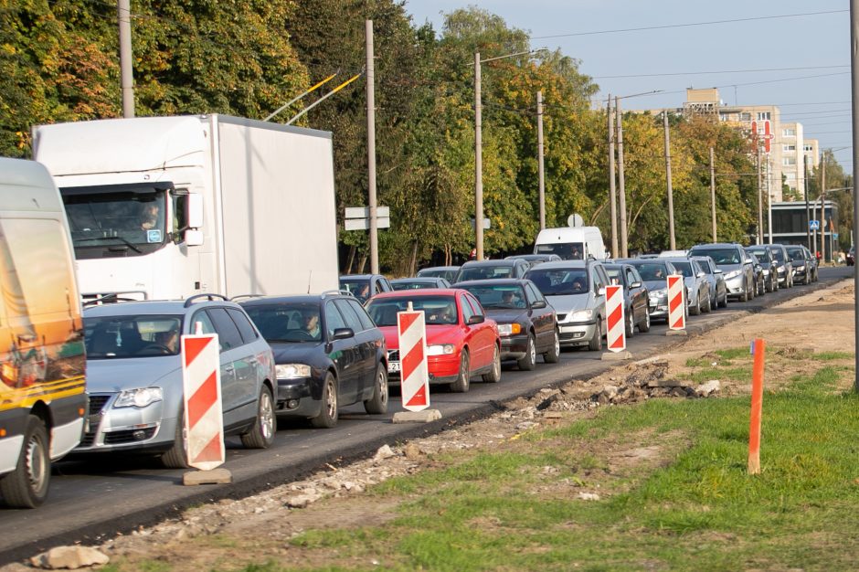 Kaune automobilių spūstys tapo neišvengiamos?