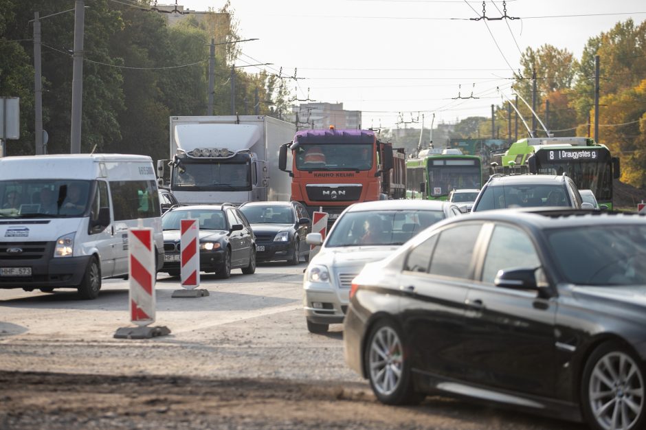 Kaune automobilių spūstys tapo neišvengiamos?