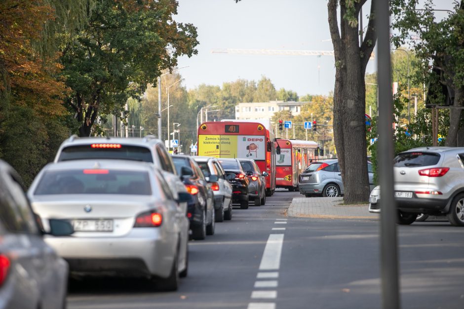 Kaune automobilių spūstys tapo neišvengiamos?