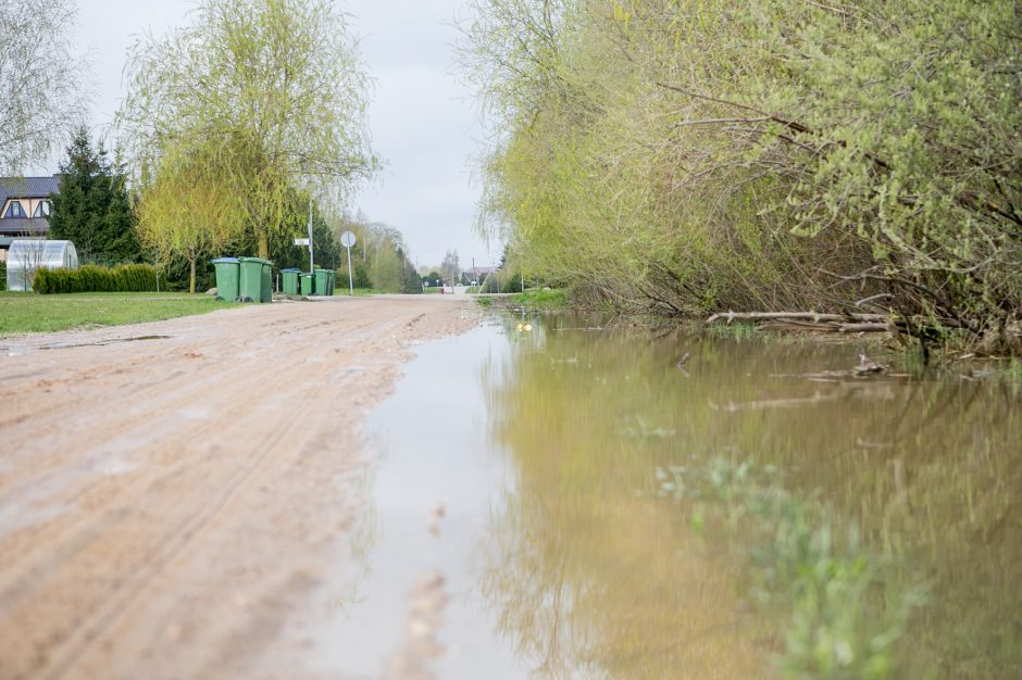 Romainių gyventojai stveriasi už galvų: gatvės virto upėmis, kiemai – ežerais