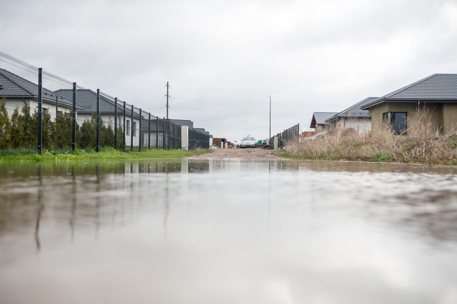 Romainių gyventojai stveriasi už galvų: gatvės virto upėmis, kiemai – ežerais