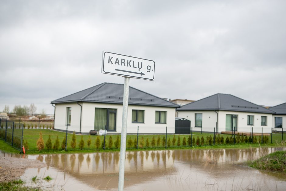 Romainių gyventojai stveriasi už galvų: gatvės virto upėmis, kiemai – ežerais