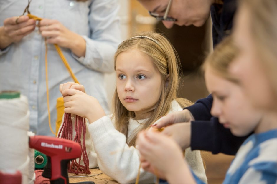 Į dirbtuves miestiečius atviliojo noras sukurti mažą Kalėdų stebuklą: iš mazgų pynė angelus