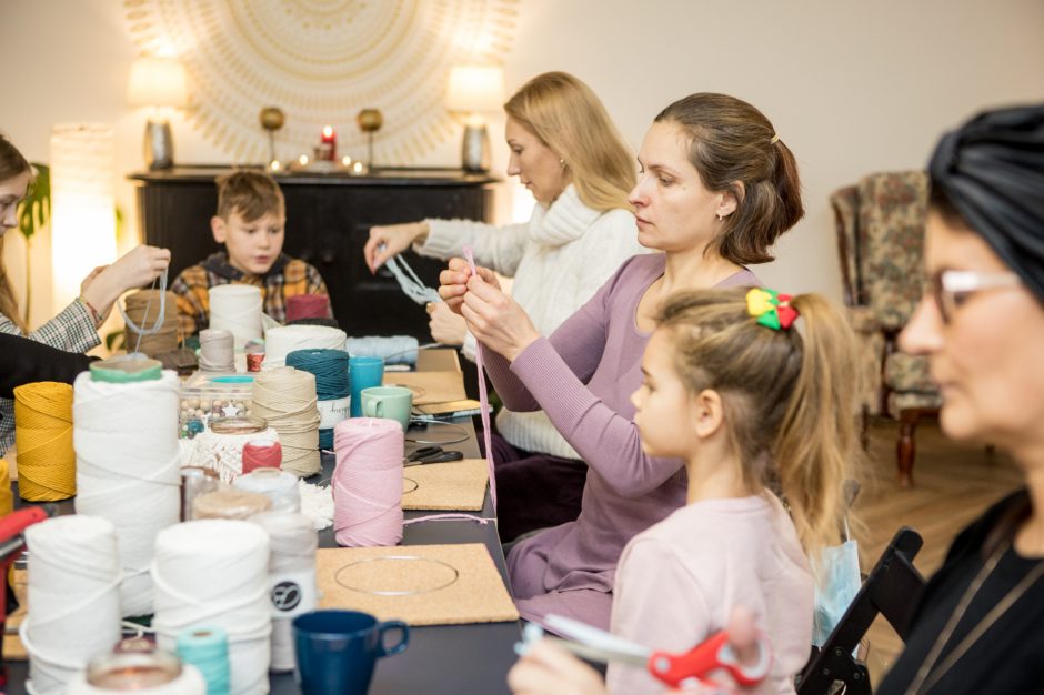 Į dirbtuves miestiečius atviliojo noras sukurti mažą Kalėdų stebuklą: iš mazgų pynė angelus