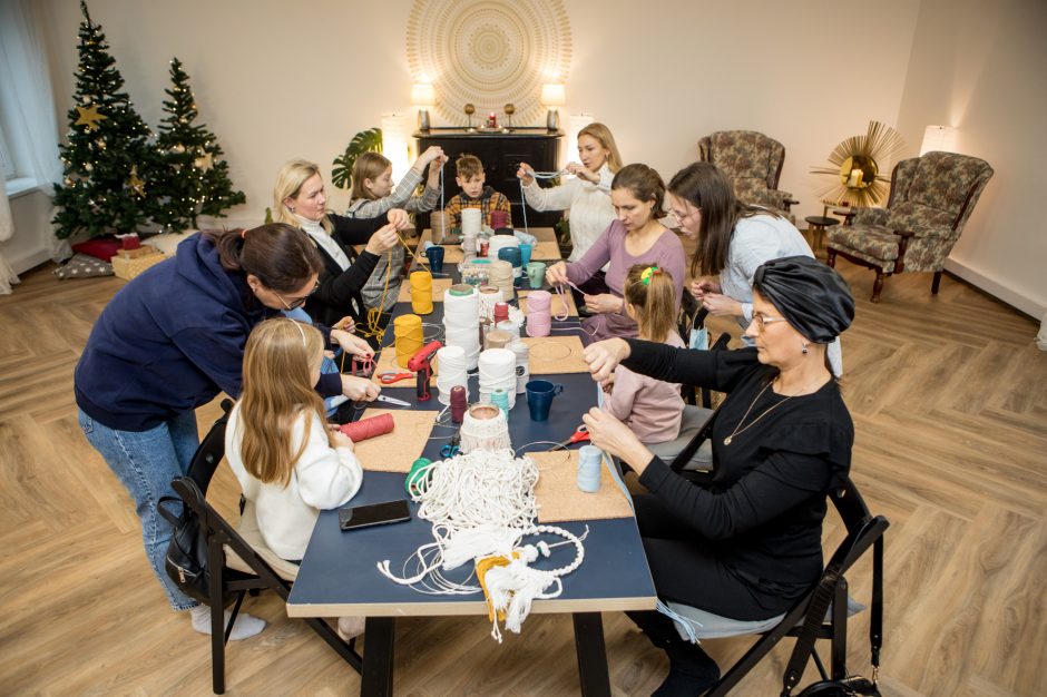 Į dirbtuves miestiečius atviliojo noras sukurti mažą Kalėdų stebuklą: iš mazgų pynė angelus