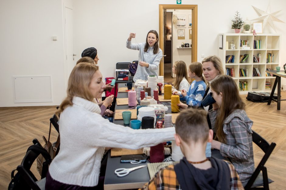 Į dirbtuves miestiečius atviliojo noras sukurti mažą Kalėdų stebuklą: iš mazgų pynė angelus