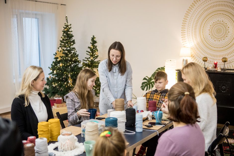 Į dirbtuves miestiečius atviliojo noras sukurti mažą Kalėdų stebuklą: iš mazgų pynė angelus