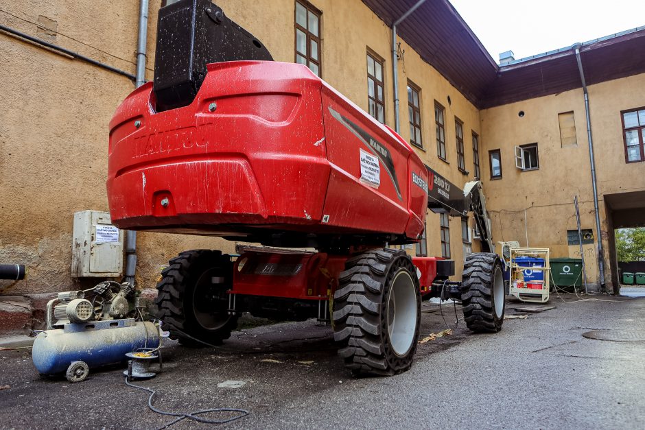 Aistros dėl Karininkų ramovės remonto: dažais aptaškyti kieme stovėję automobiliai