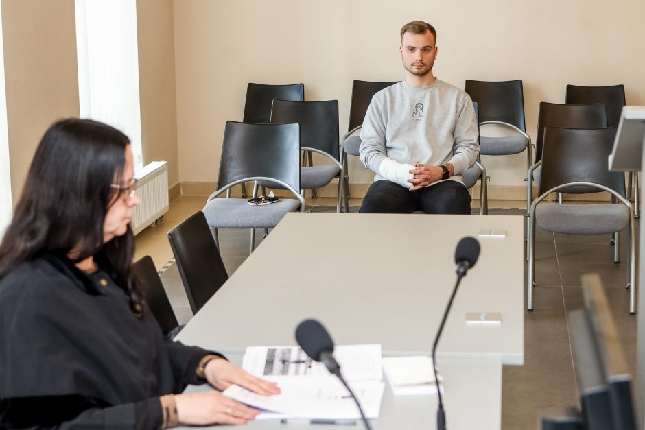 R. Jakščio ateitis – vis niūresnė: perspektyvą praleisti vasarą už grotų papildė įkalinimas namuose 