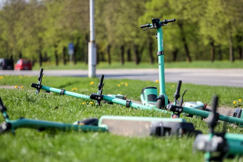 Nuomojami paspirtukai Kaune kuria chaosą