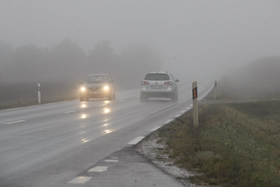 Vairuotojai, dėmesio: naktį eismo sąlygas sunkins plikledis