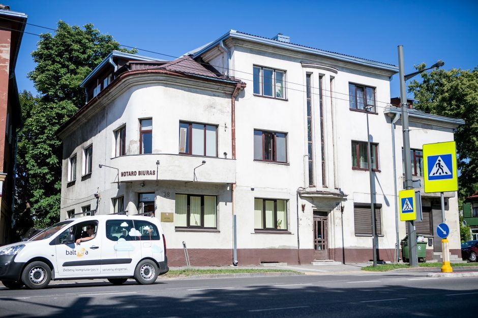 Pradėjęs griūti daugiabutis remontuoti bus pradėtas tik žiemą?