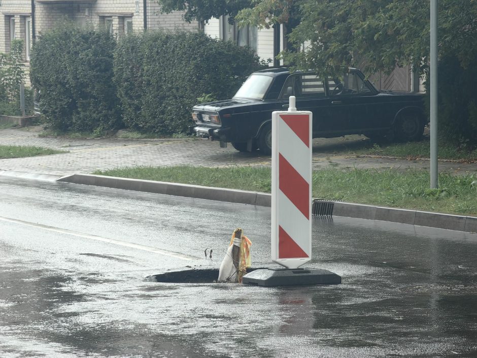 Vaizdas po kapitalinio gatvės remonto: ties sankryža vėl atsivėrė smegduobė