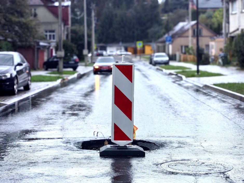 Vaizdas po kapitalinio gatvės remonto: ties sankryža vėl atsivėrė smegduobė