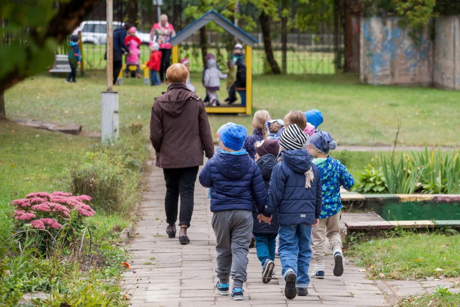 Tėvai įsiuto dėl veiksmų darželyje: vaikus vedė į lauką, nors oras užterštas