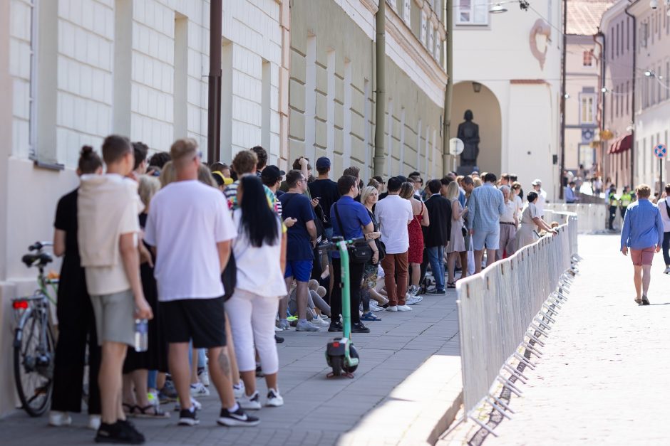 Prie Vilniaus universiteto – milžiniška eilė: laukiama J. Bideno kalbos 